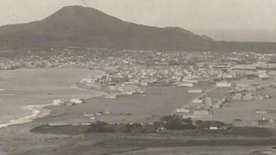 Vista aérea de Arrecife, en Lanzarote, en el primer cuarto del siglo XX, con pequeñas embarcaciones fondeadas en la bahía.