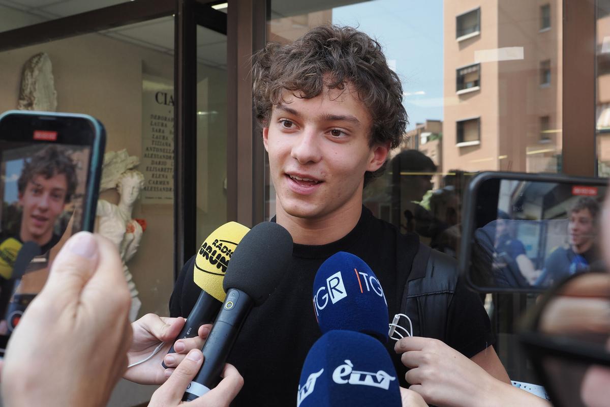 Bologna, Italia - Cronaca - 18 Giugno 2025 - il pilota di Formula 1 Kimi Antonelli all’uscita dall’esame di maturità - (Photo Michele Nucci / LaPresse) News - Bologna, Italy - June 18, 2025 - Formula 1 driver Kimi Antonelli after his final exams - (Photo Michele Nucci / LaPresse)