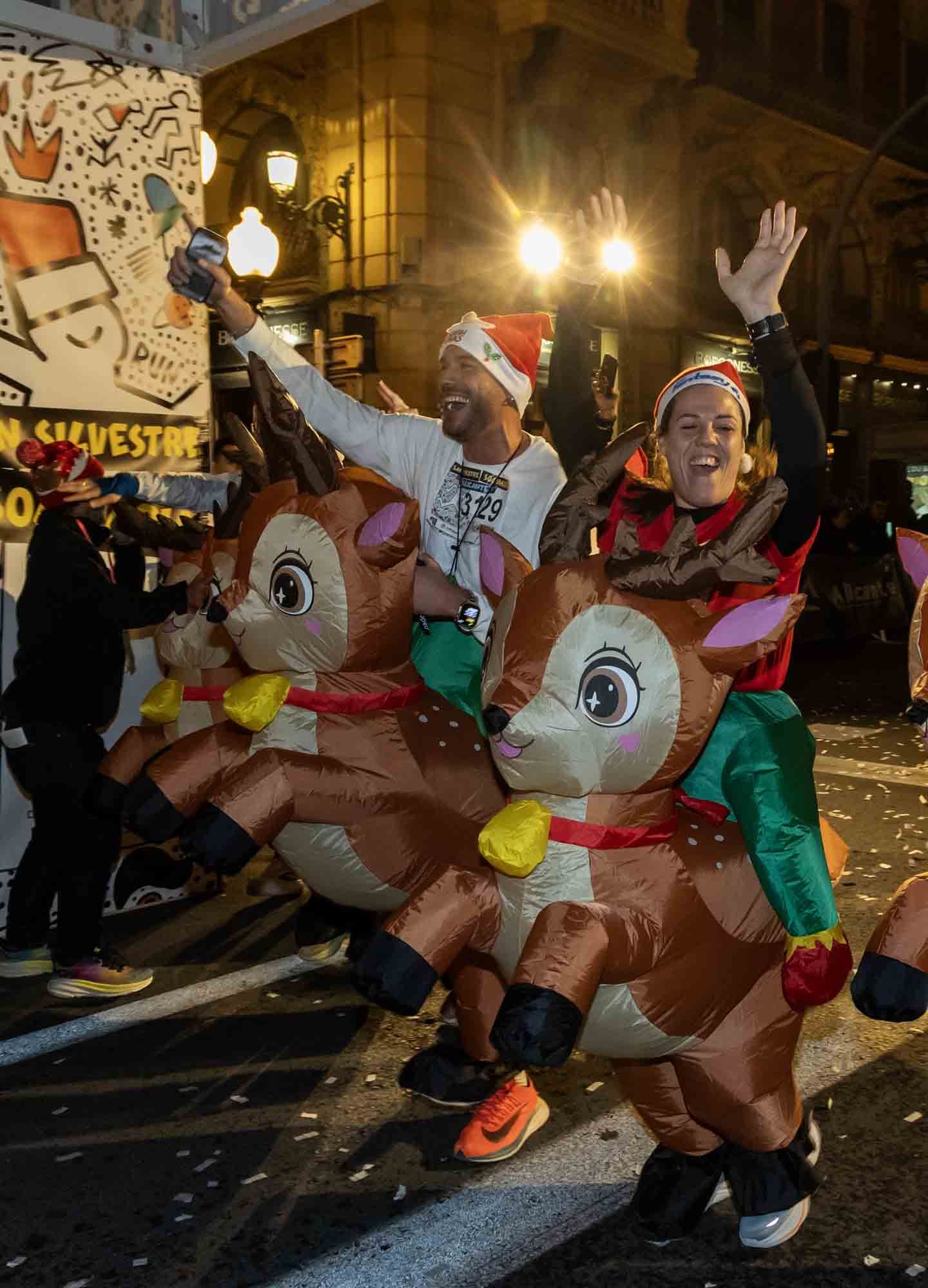 La San Silvestre de Alicante llena de colorido la ciudad