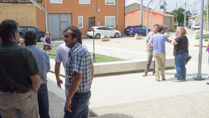 Concejales del PP (izquierda) y del PSOE (derecha) tras una asamblea en julio.