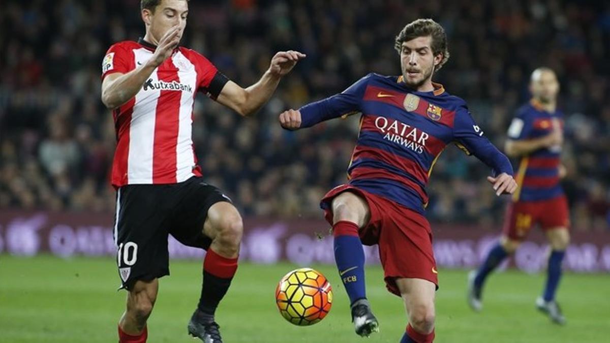 Sergi Roberto pelea por el balón en el Barça-Athletic de la Liga en el Camp Nou.