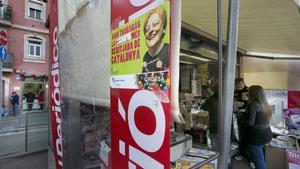 Publicitat de la Grossa de Cap d’Any, en un quiosc de la Barceloneta.
