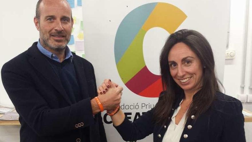 Elba Pedrosa junto a Miguel Ángel Oliva, director de la Fundación Creativación.