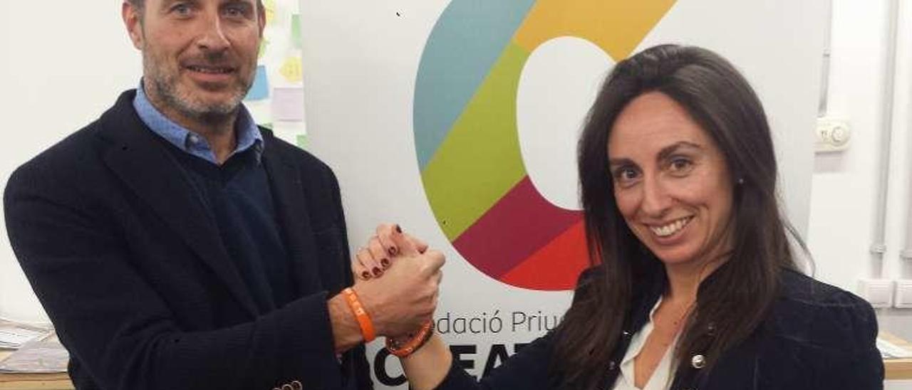 Elba Pedrosa junto a Miguel Ángel Oliva, director de la Fundación Creativación.