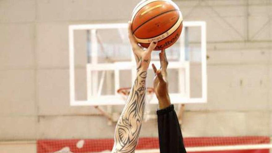 Robert Swift y Shane Osayande, con un balón.