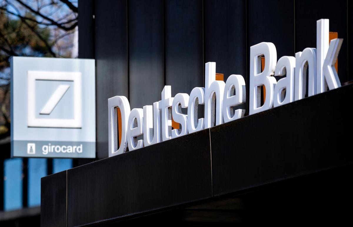 Logo de Deutsche Bank en Oldemburgo (Alemania).