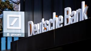 Logo de Deutsche Bank en Oldemburgo (Alemania).