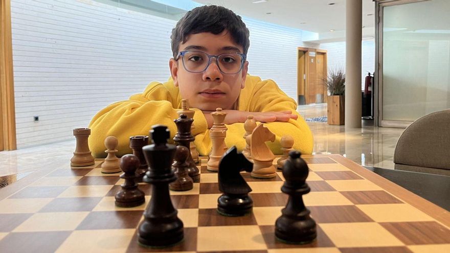 Faustino Oro, campeón de ajedrez, posando para LA NUEVA ESPAÑA en Gijón. | MARÍA RENDUELES