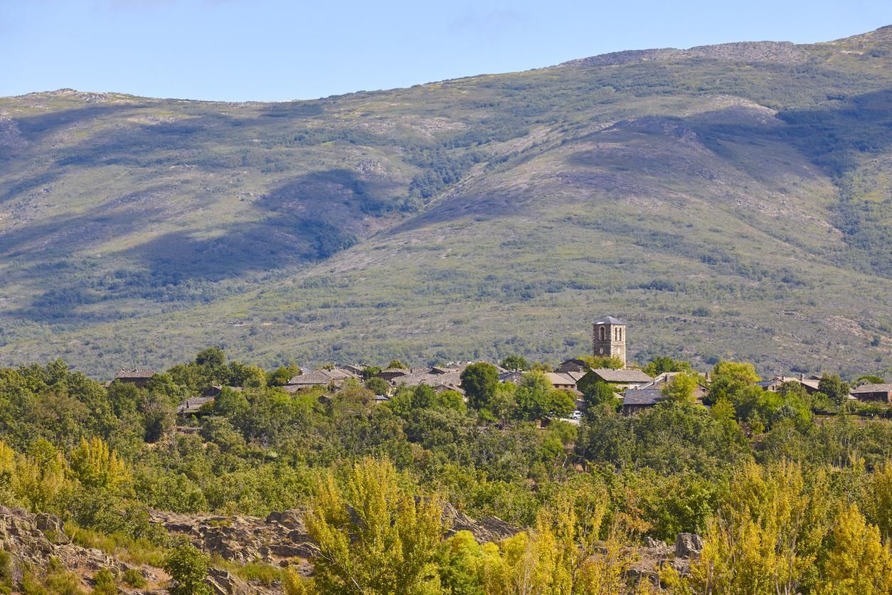 La torre de la iglesia de Campillo de Ranas es el punto de referencia del pueblo