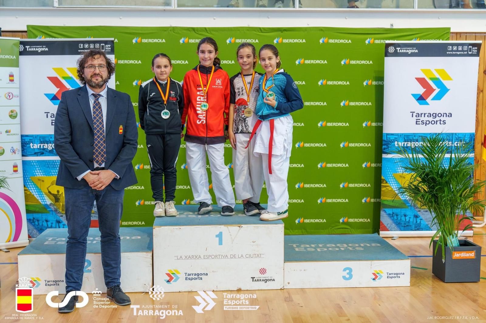 Maya Miranda sonríe desde el puesto de honor del podio