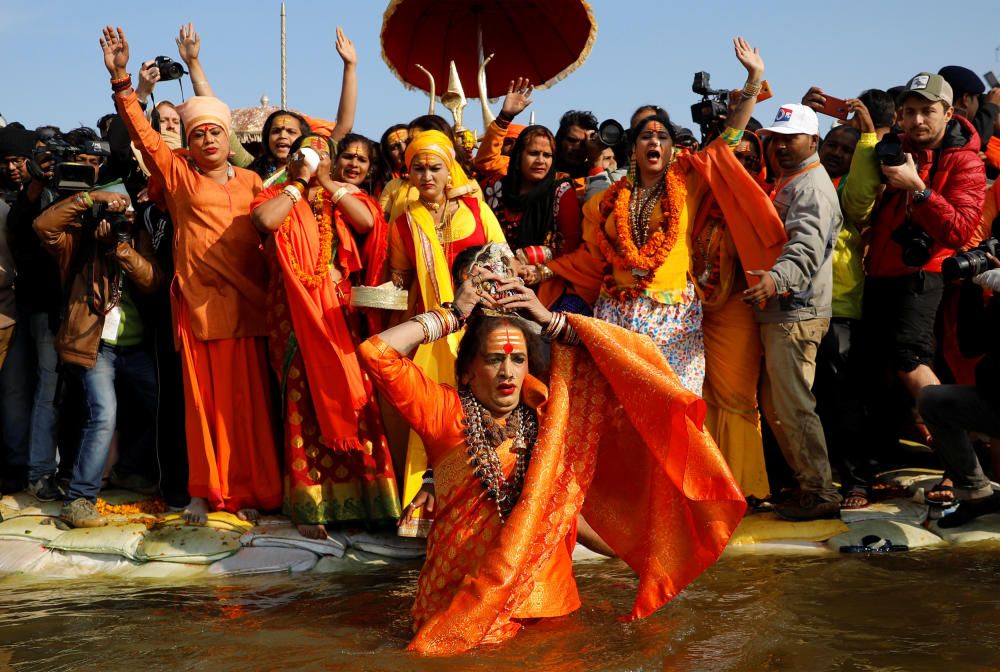 Arrenca el festival hindú que se celebra cada tres anys a la vora del riu Ganges.