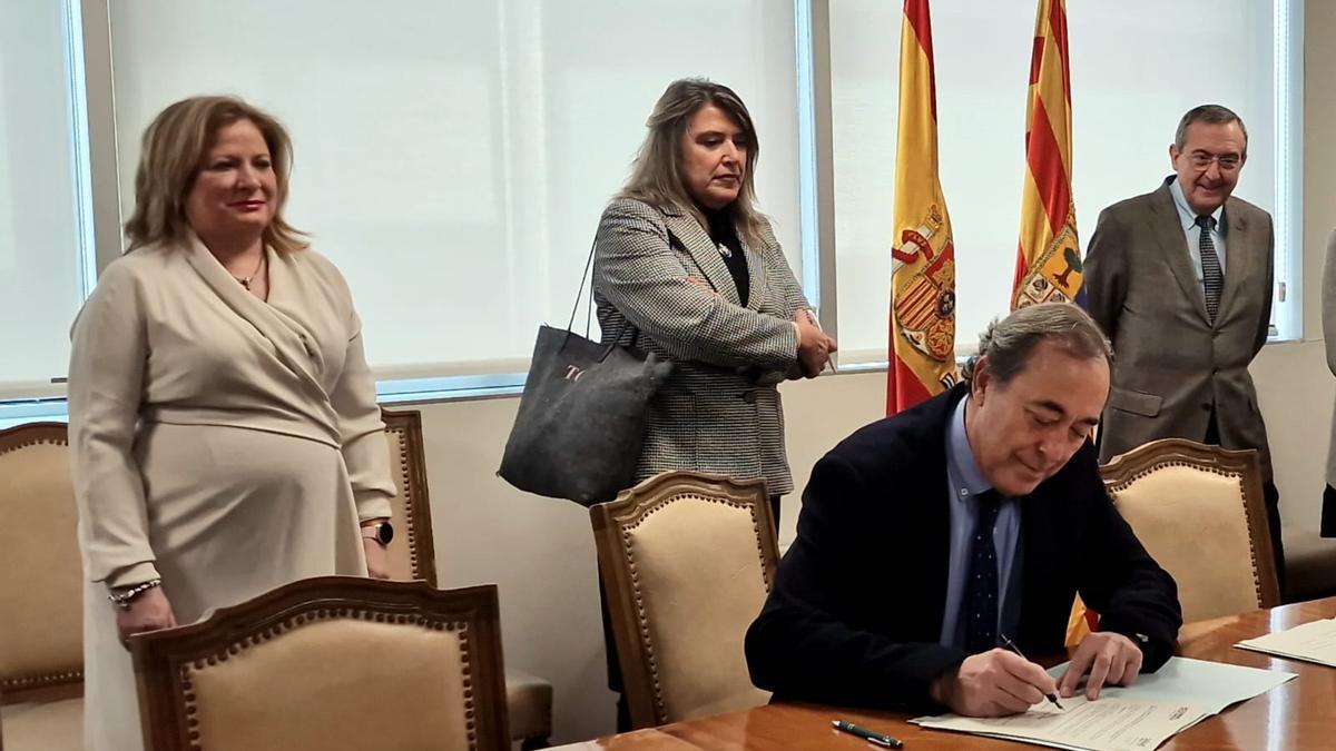 El gerente del Salud, José María Arnal, firma el documento en presencia de los representantes de los sindicatos.