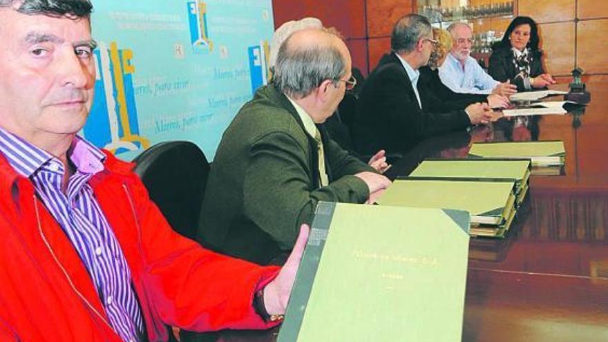 Eugenio Vidal, con uno de los libros, junto a Ángel García, Luis María García, Jerónimo Blanco y Ana María García.