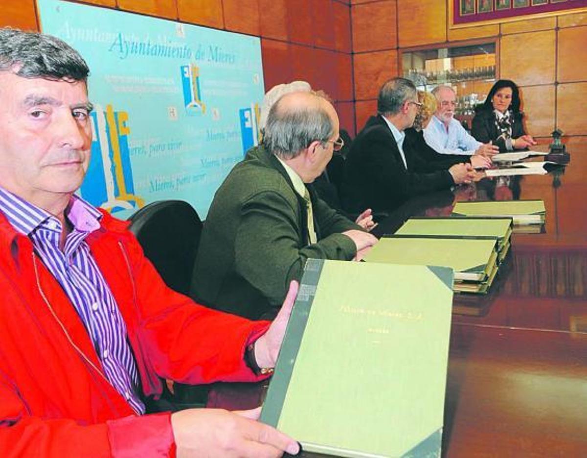 Eugenio Vidal, con uno de los libros, junto a Ángel García, Luis María García, Jerónimo Blanco y Ana María García.