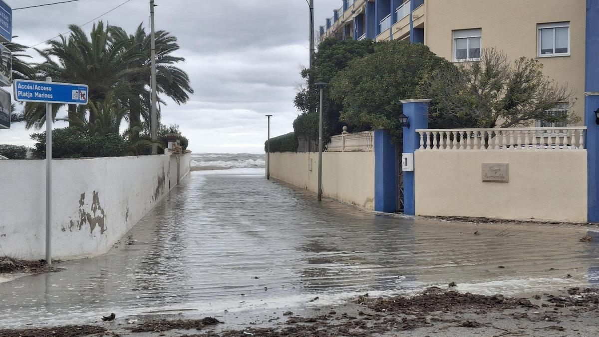 Borrasca Harry: el mar ya llega a la carretera de les Marines de Dénia (vídeo)