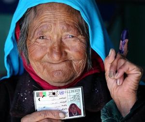 Una dona afganesa acaba de votar per la successió de Hamid Karzai.