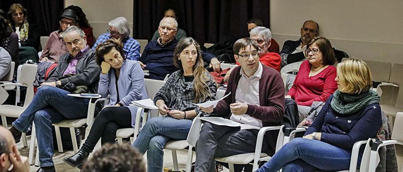 En el centro, Fina Santiago y los coordinadores de IV, Neus Truyol y Biel Frontera, ayer en su asamblea.