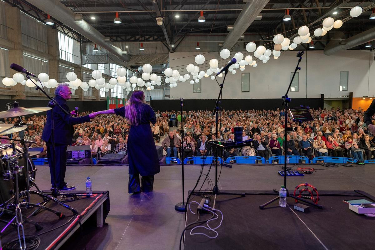 El cantante Lorenzo Santamaría llenó la pista de baile de espectadores, el sábado.
