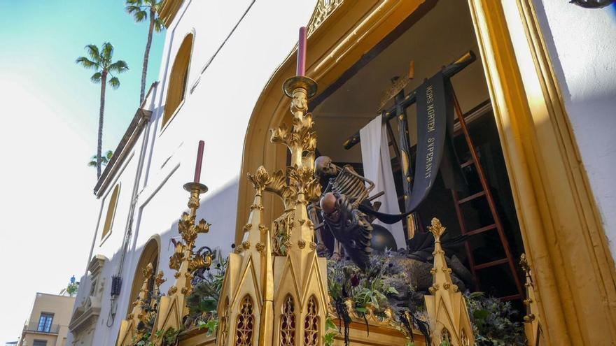 El luto viste en el ocaso de la Semana Santa en Sevilla