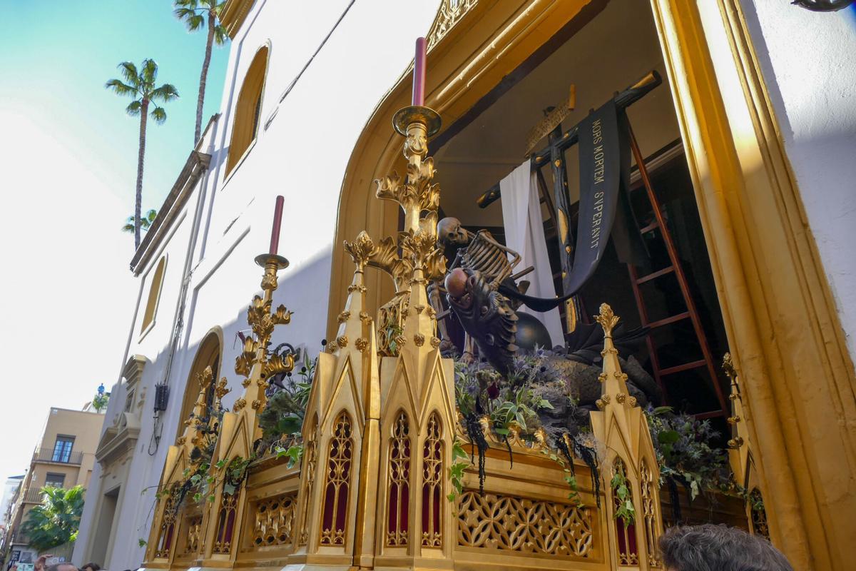 Un momento de la procesión de la Hermandad del Santo Entierro, este sábado en Sevilla, con el misterio de la canina saliendo de l p. EFE/ David Arjona