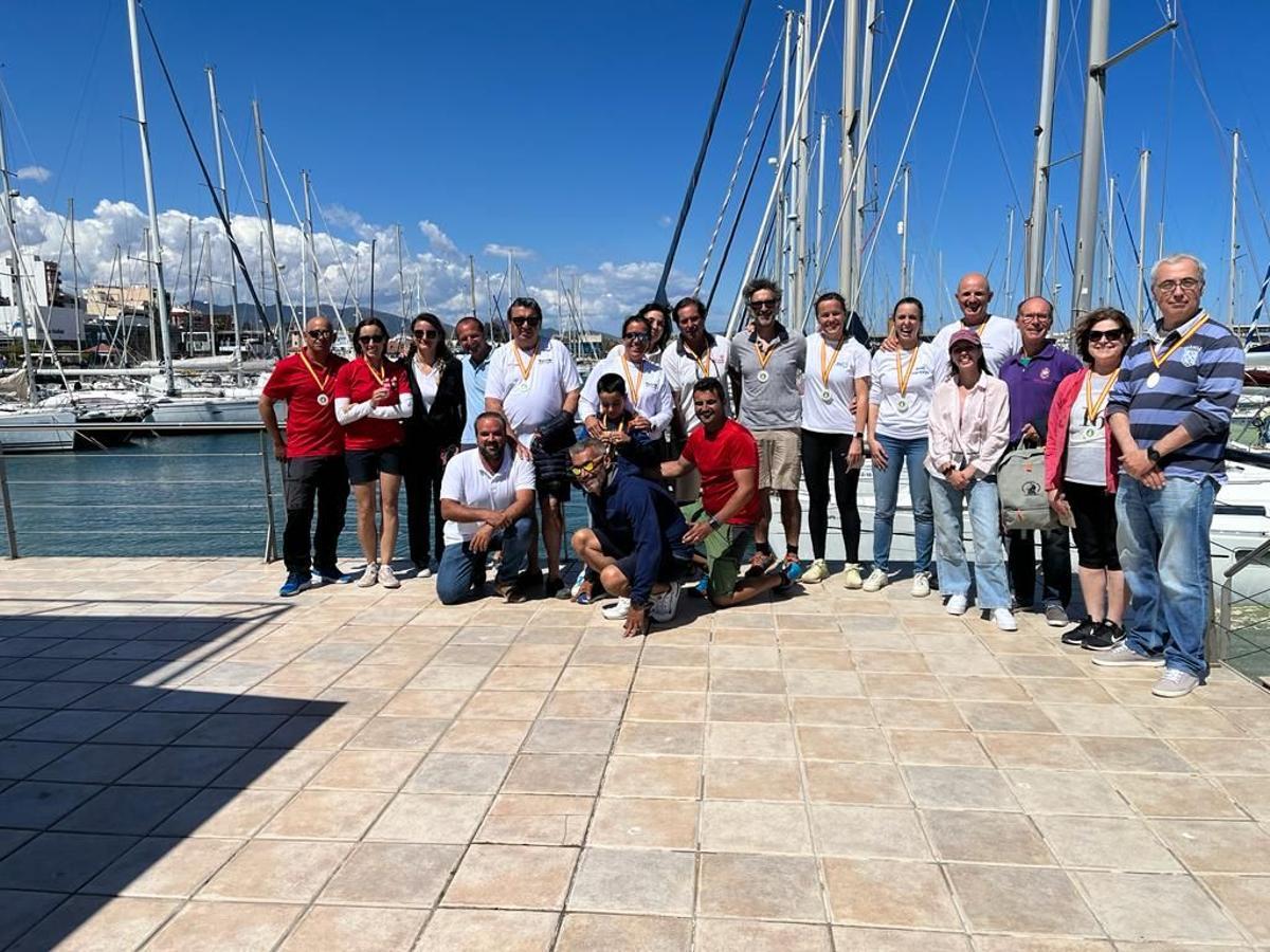Los participantes de la Regata Home-Dona 2023 posan en las instalaciones del Real Club Náutico de Castelló