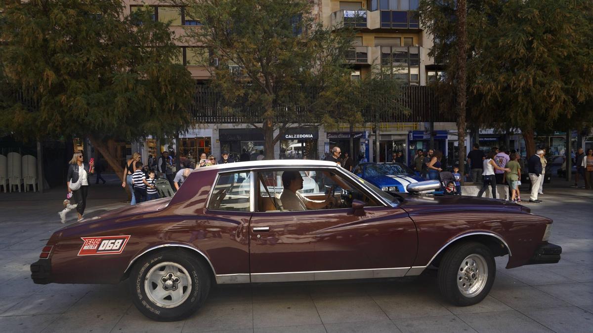 Zamora se llena de coches americanos, como el Chevrolet Corvette, el Cadillac Deville o el Pontiac. En esta feria "inmersiva" de vehículos clásicos acerca a los zamoranos al mundo del motor americano.