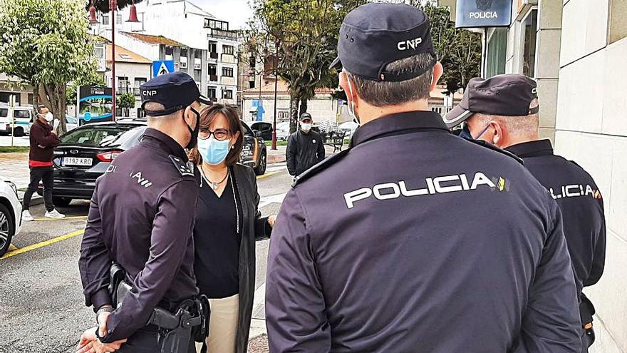 Larriba conversa con varios agentes.