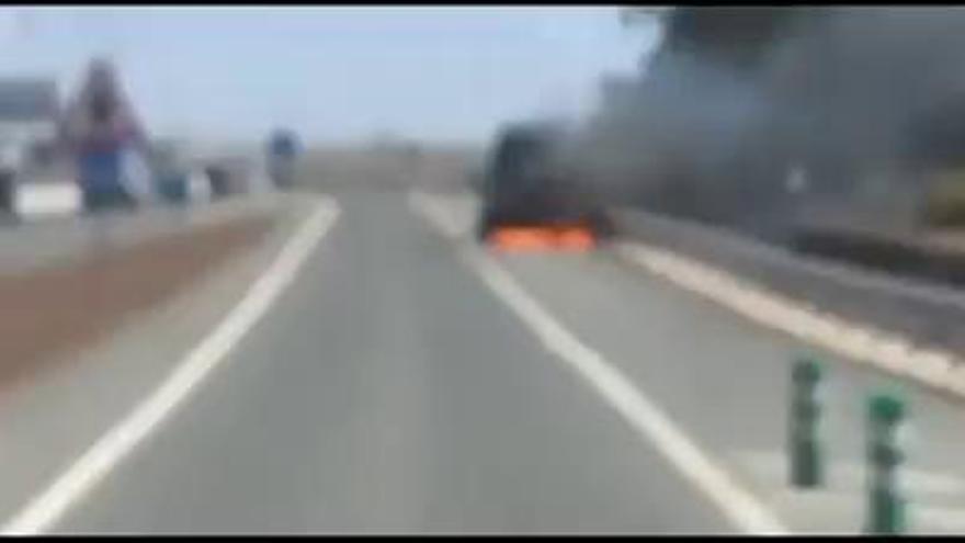 Una furgoneta arde en la GC-1