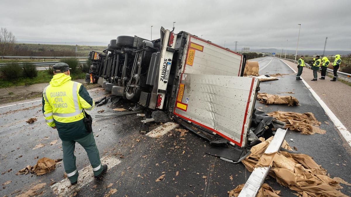 Estado en el que quedó el camión que volcó en la A62, a la altura de Ciudad Rodrigo(Salamanca).
