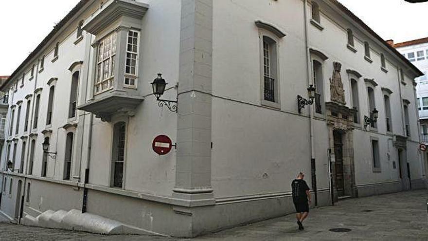 Un hombre pasa al lado del antiguo edificio del Gobierno militar, en la calle Veeduría de la Ciudad Vieja.