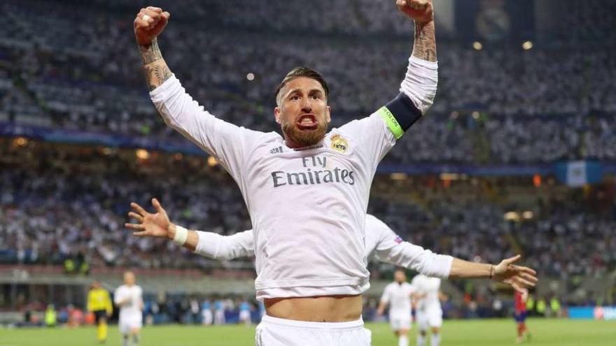 El defensa madridista Sergio Ramos celebra el gol que adelantó al Real Madrid en la primera parte. // Reuters