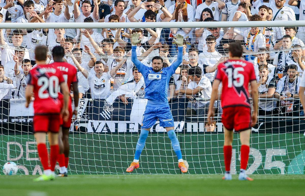 Dimitrievski, antes del penalti fallado por Nteka