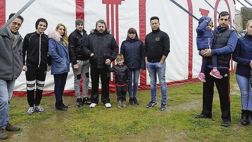 Casi la totalidad de los integrantes del circo Olimpia, ayer, ante la carpa instalada en Lalín. // Bernabé/Javier Lalín