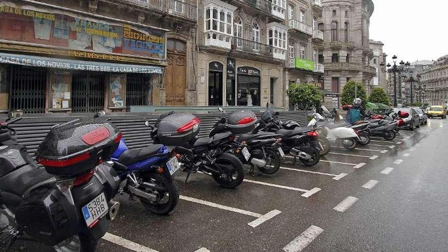 Aparcamiento de motos ubicado en Policarpo Sanz  con capacidad para 12 vehículos.  // Fotos: Jorge Santomé