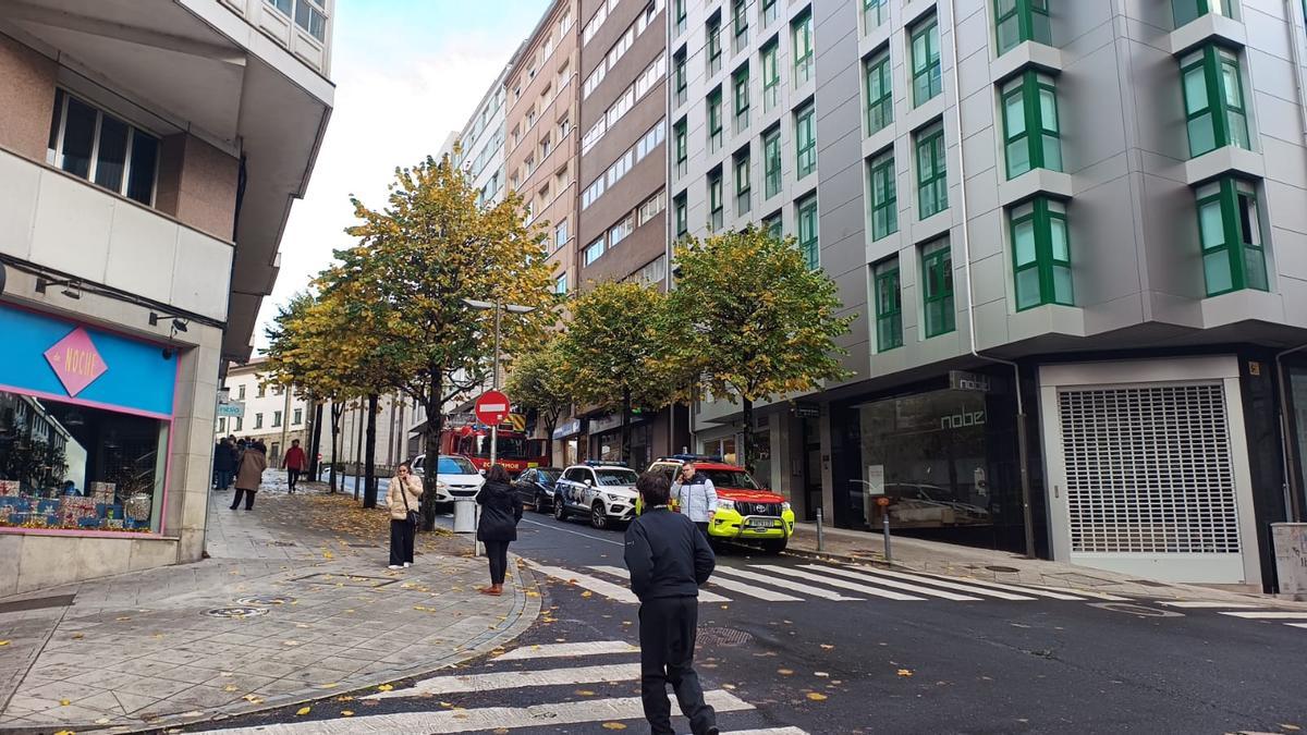 Unidades de Bomberos y Policía Local, este lunes, en el lugar del suceso.