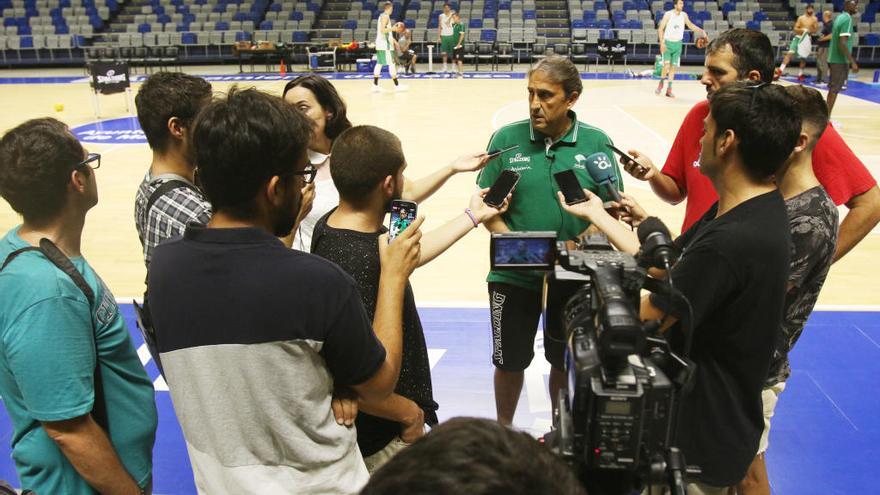 El entrenador cajista atiende a los medios en la presentación de la pretemporada.