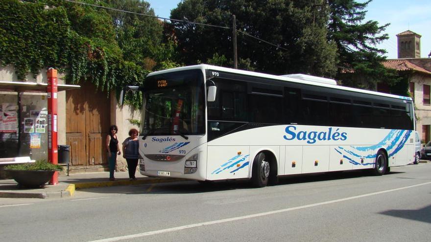 Usuaris pujat al bus en una parada de Moià