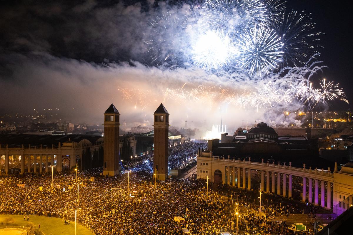 Fiesta para celebrar el paso del 2022 al 2023 junto a la Fuente Mágica de Montjuïc de Barcelona