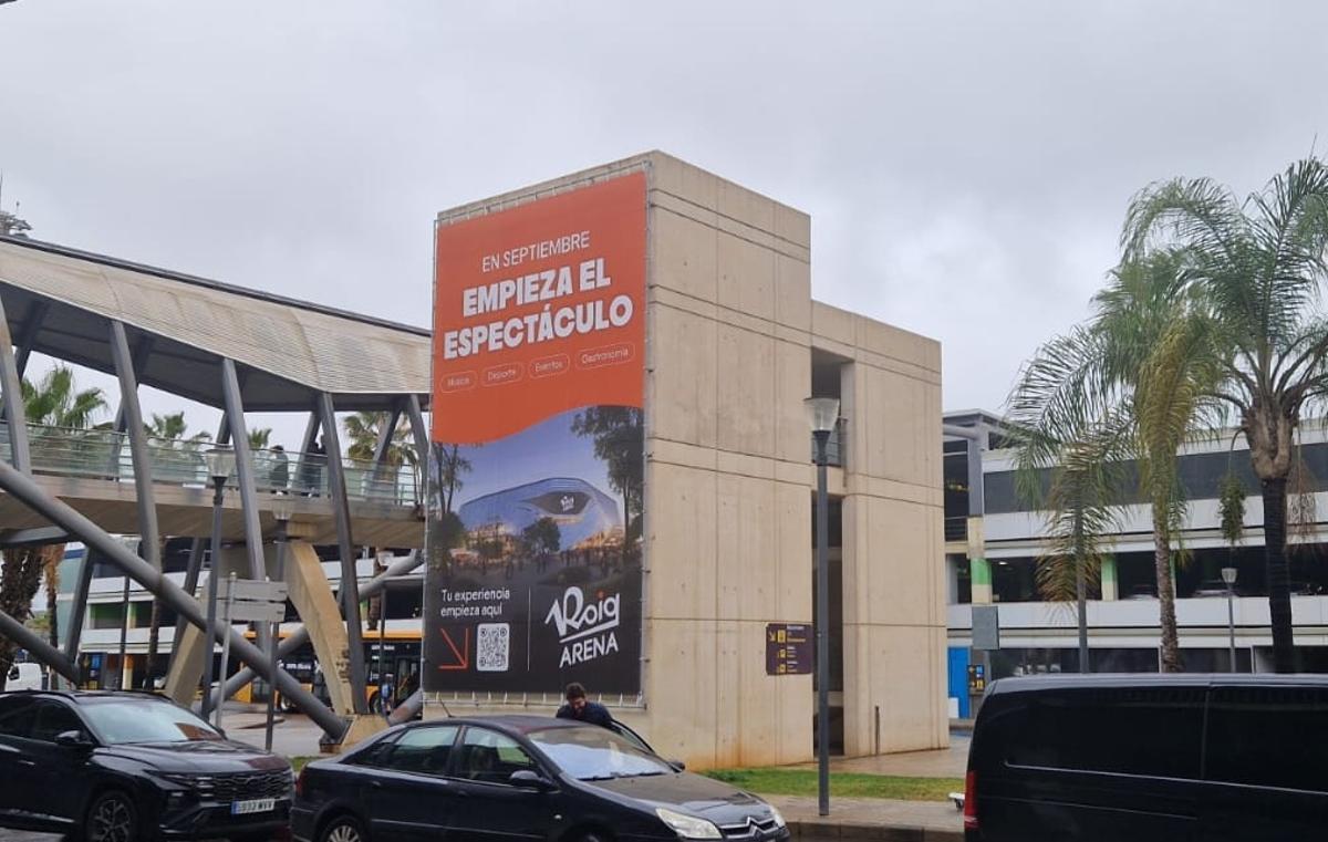 Pantalla anunciando la apertura del pabellón multiusos, junto al aeropuerto de Manises.