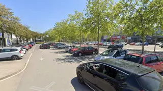 Tres joves agredeixen, arrosseguen pel coll i roben un menor de 17 anys a Platja d’Aro