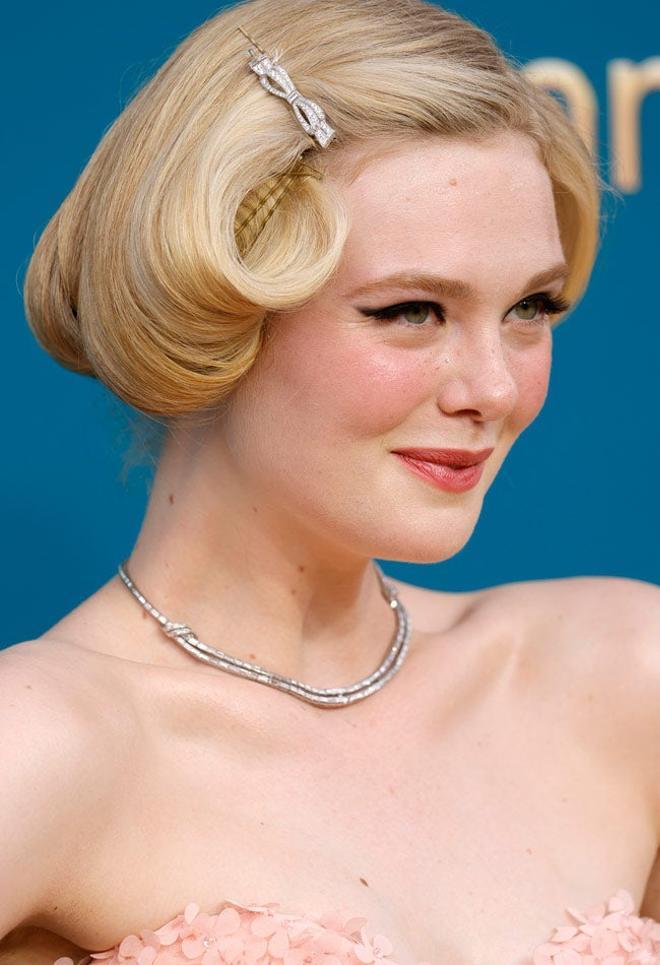 Peinado y maquillaje de Elle Fanning en los Emmys 2022