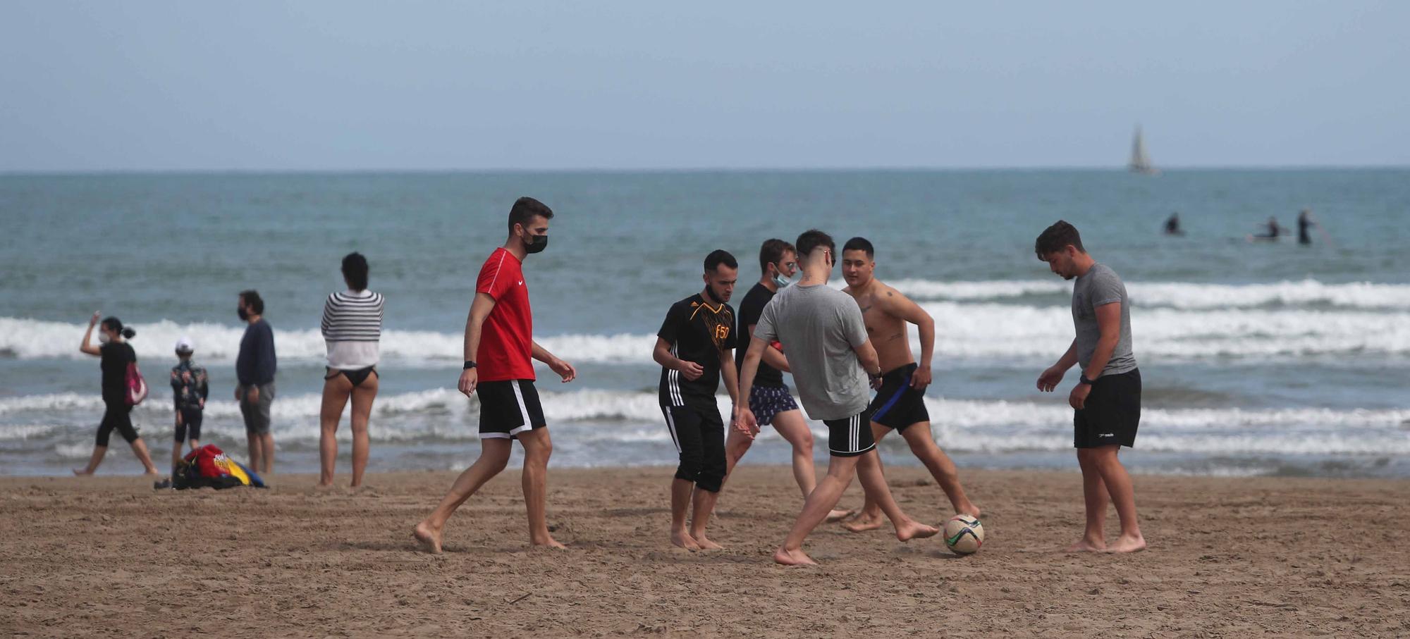 Playas, paseos y terrazas, llenos por el buen tiempo