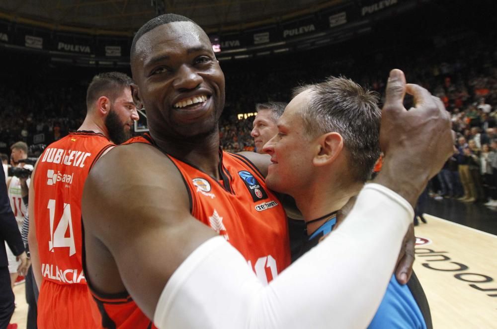 Los jugadores del Valencia BC celebran la victoria