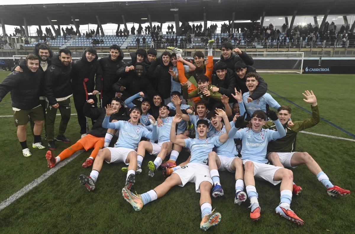 Os xogadores do Celta Xuvenil posan na Madroa tras gañar o pase a Final Four tras superar ó Athletic Club. | PABLO HERNÁNDEZ GAMARRA