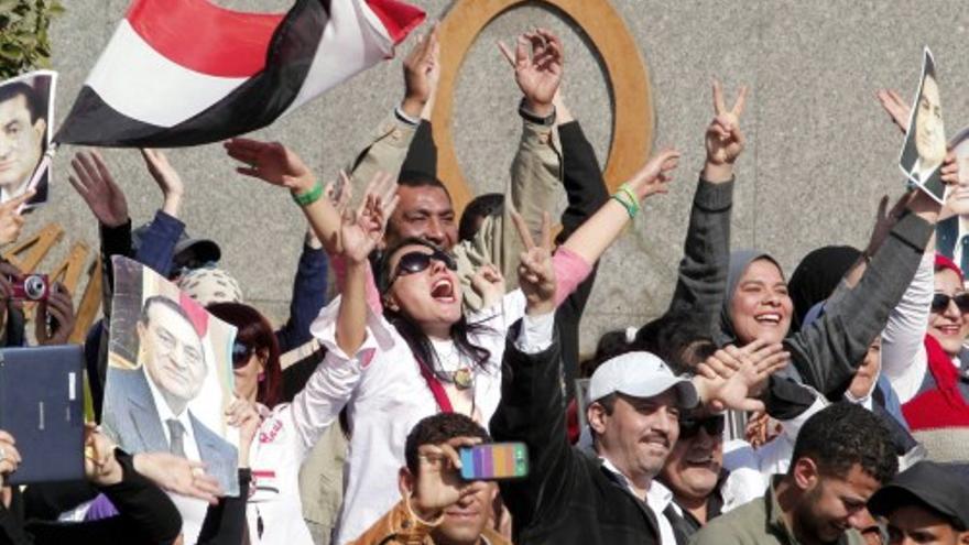 Los seguidores de Mubarak celebran su absolución por las muertes de manifestantes en la primavera egipcia