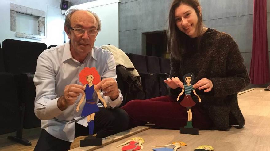 Gonzalo San Miguel e Inés de Diego, con las marionetas.