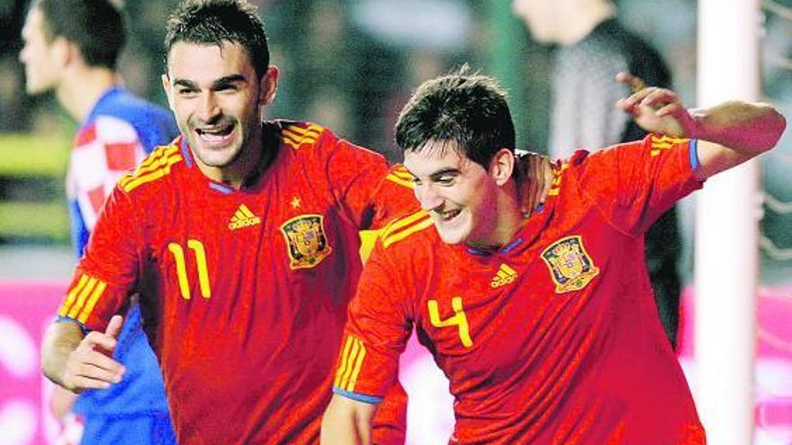El asturiano Adrián, autor del primer gol, felicita al vasco San José tras lograr éste el segundo tanto de España.