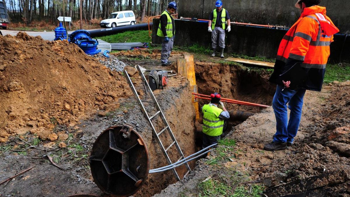 Técnicos de Augas de Galicia reparan una avería en una estación de bombeo.   | // IÑAI ABELLA