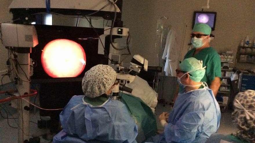 Operación de retina en 3D realizada en mayo en el Hospital de Conxo (Santiago).