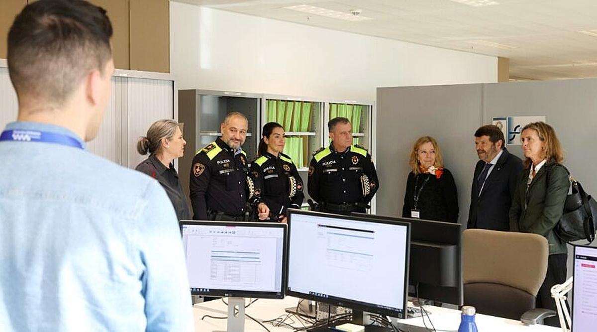 Unidad de la Guardia Urbana integrada en la Fiscalía Provincial de Barcelona, junto con el teniente de alcalde Albert Batlle.